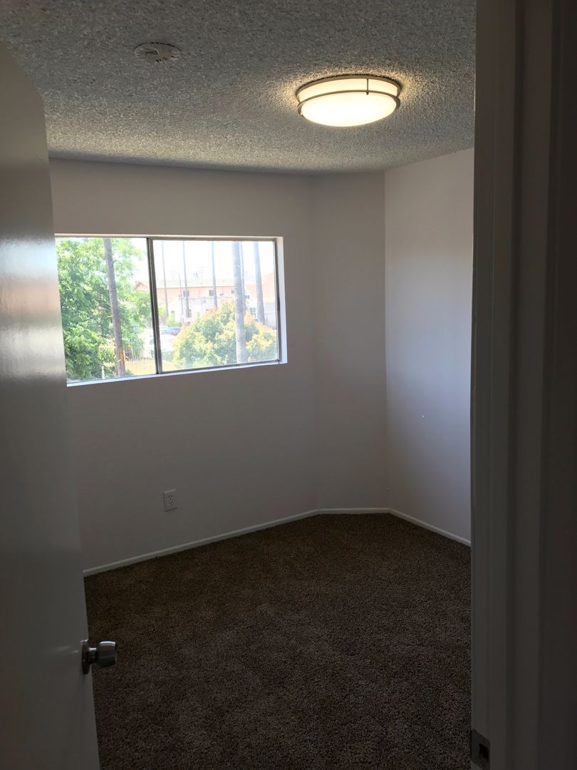 Los Angeles Apartment: 4252 Woodlawn Ave.