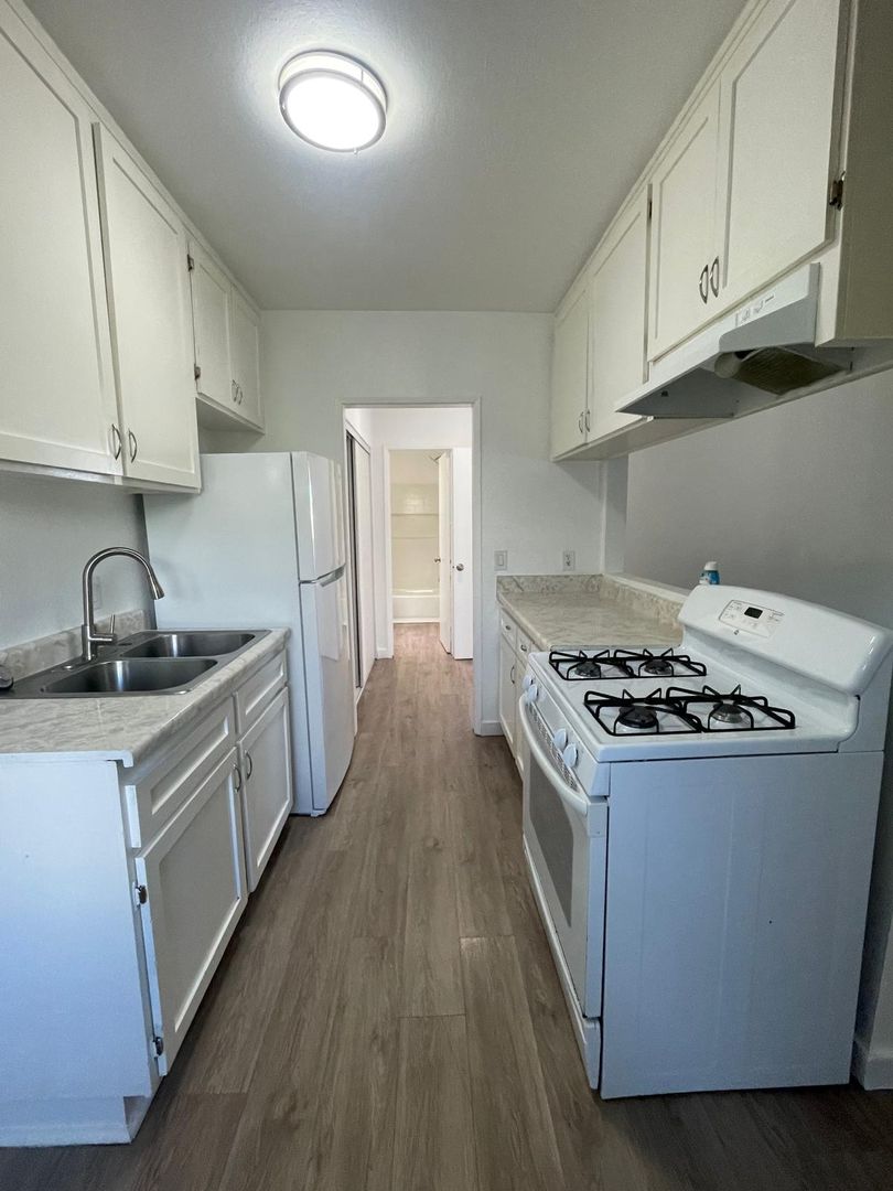 North Hills Apartment: 8923 Orion Avenue