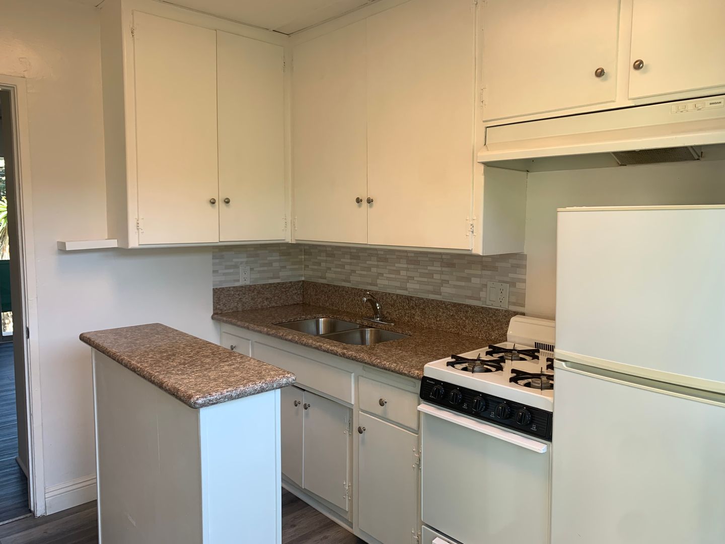 Santa Monica Apartment: 906 9th St