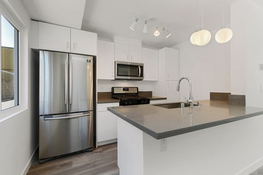 Remodeled 1 Bedroom in Van Nuys! | A Palm Springs Vintage Vacation Feel | Pool | Gated Parking | Near Balboa Park and Metro Orange Line – photo 1