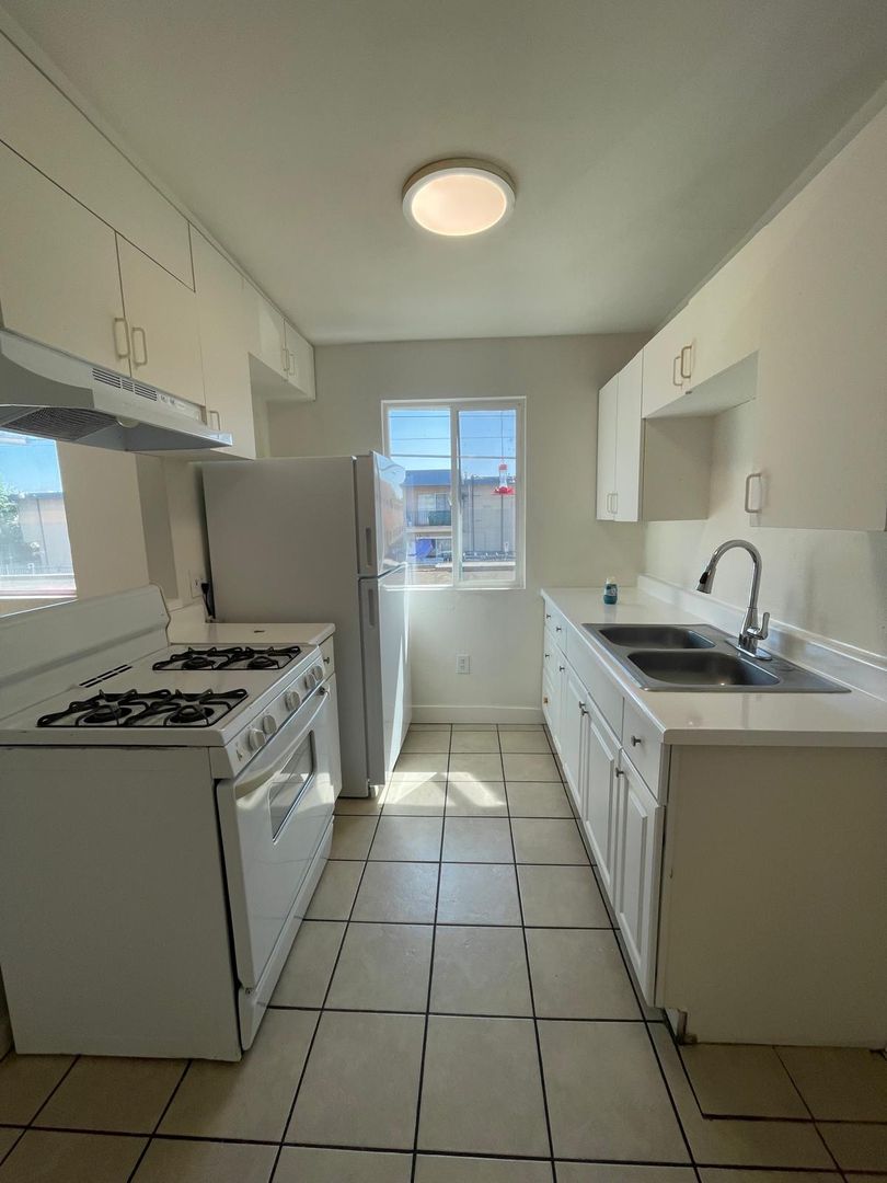 North Hills Apartment: 8923 Orion Avenue