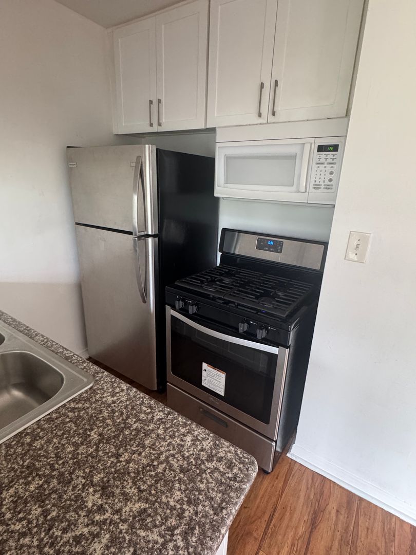 Los Angeles Apartment: 932 W. 80th St.