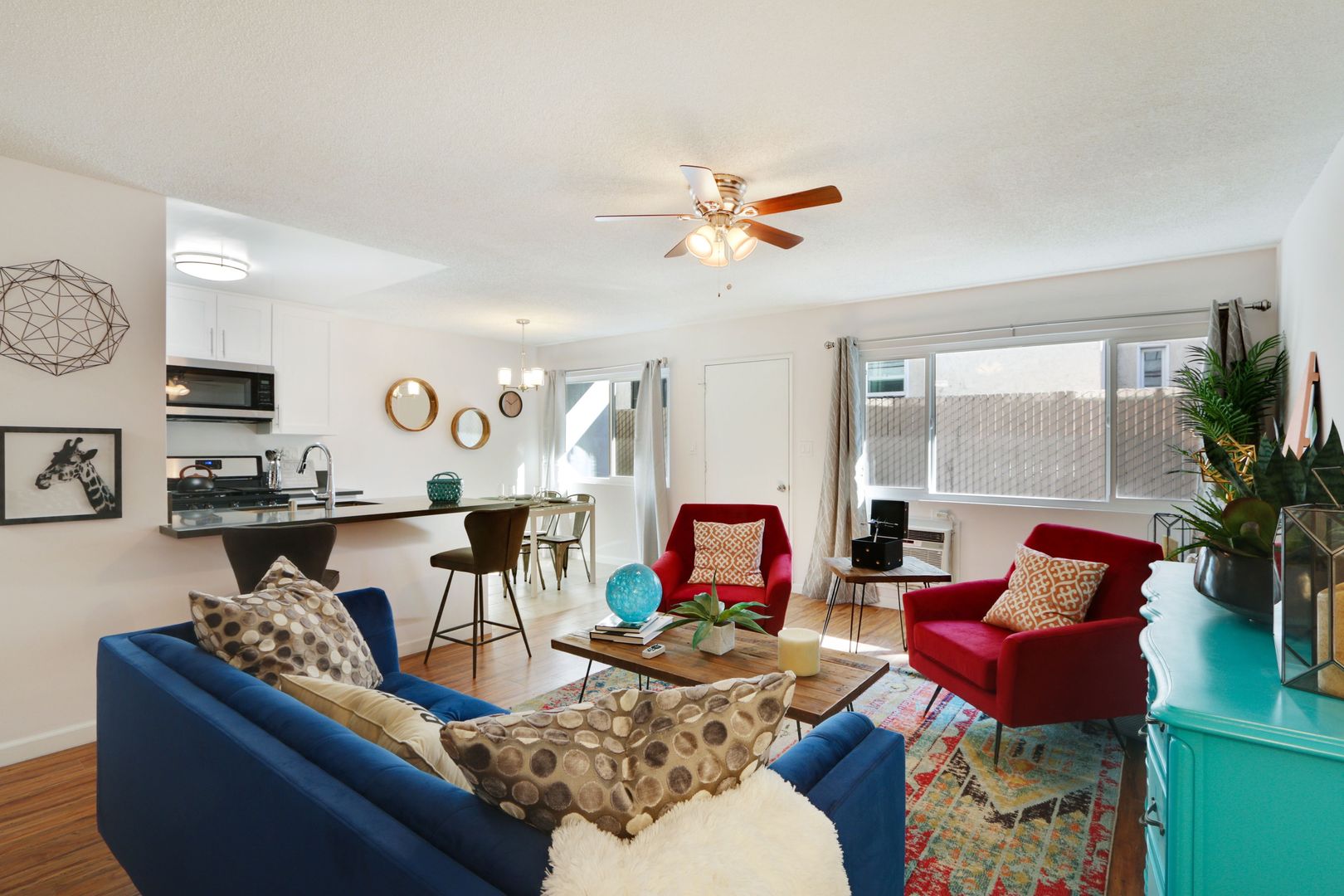 Long Beach Apartment: 1951 Cedar Ave