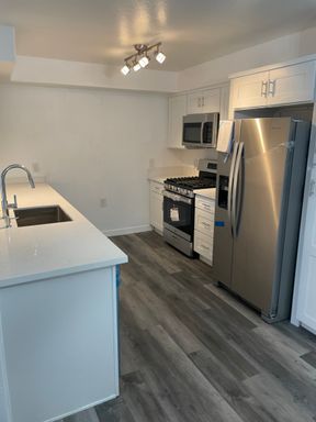 Beautifully Remodeled Three Bedroom Two Bathroom I Vouchers Accepted I A/C I Parking I – photo 1