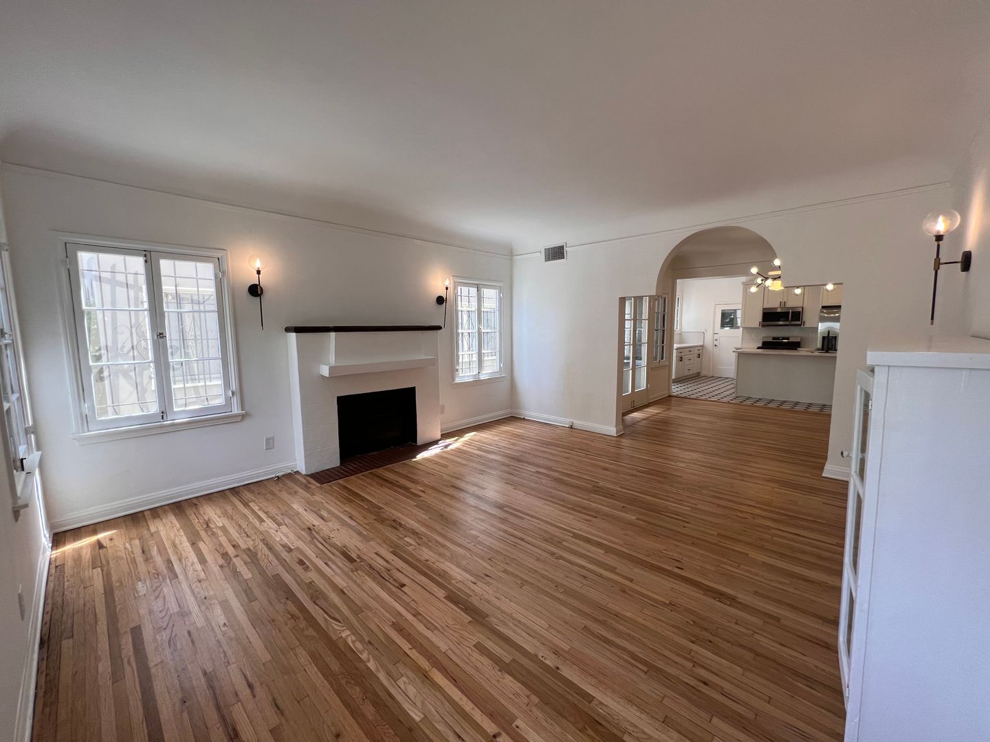 Los Angeles Apartment: 741 S Mansfield Ave
