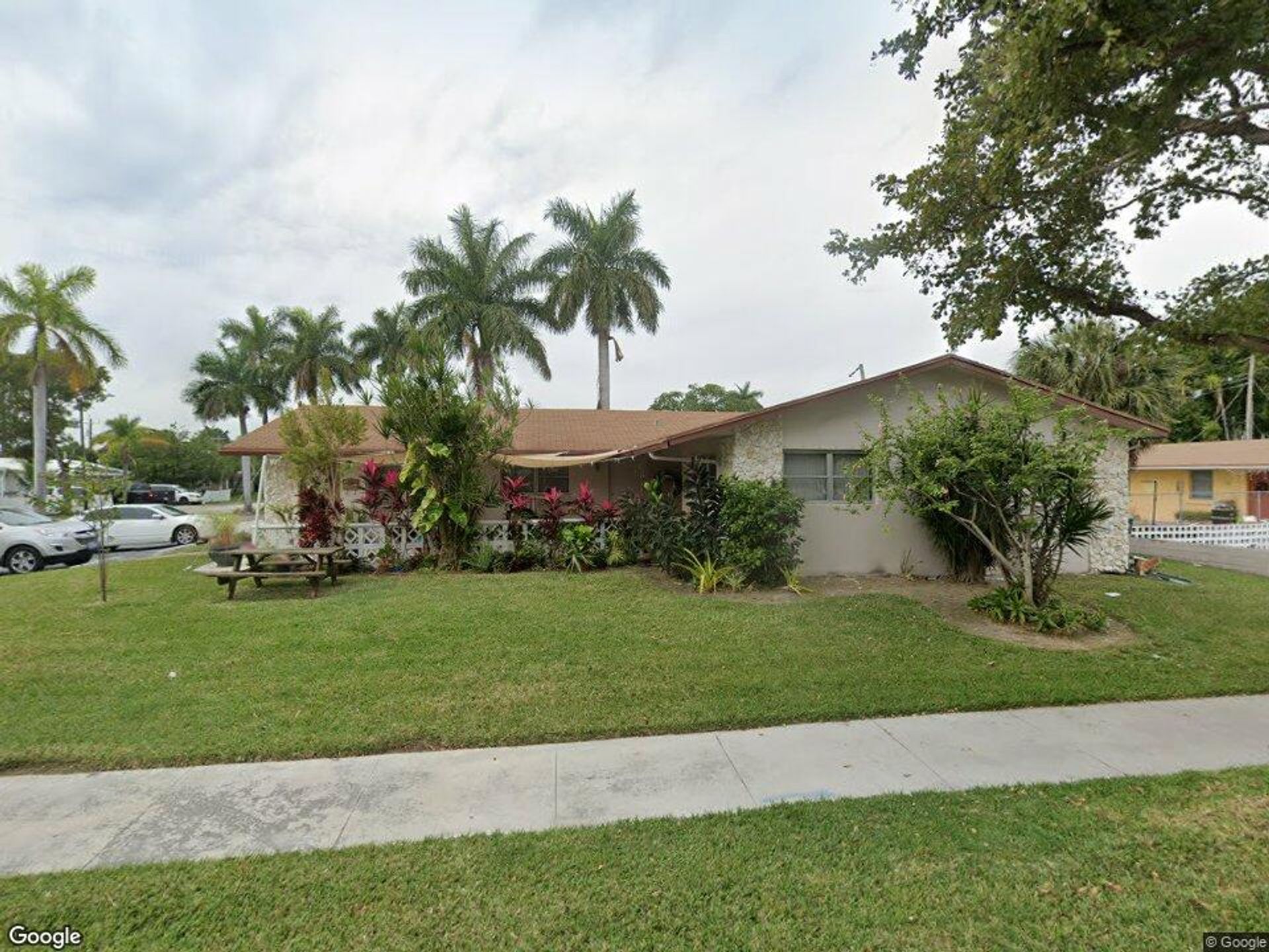 Hallandale Beach Apartment: 201-203 NE 12th Ave