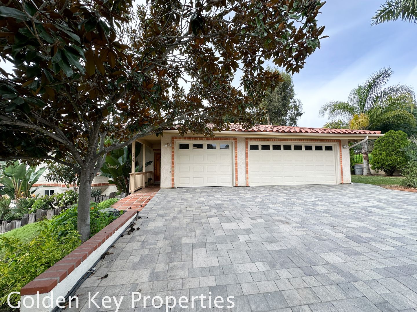 Vista House: 1059 Lau Hala Canyon Rd.