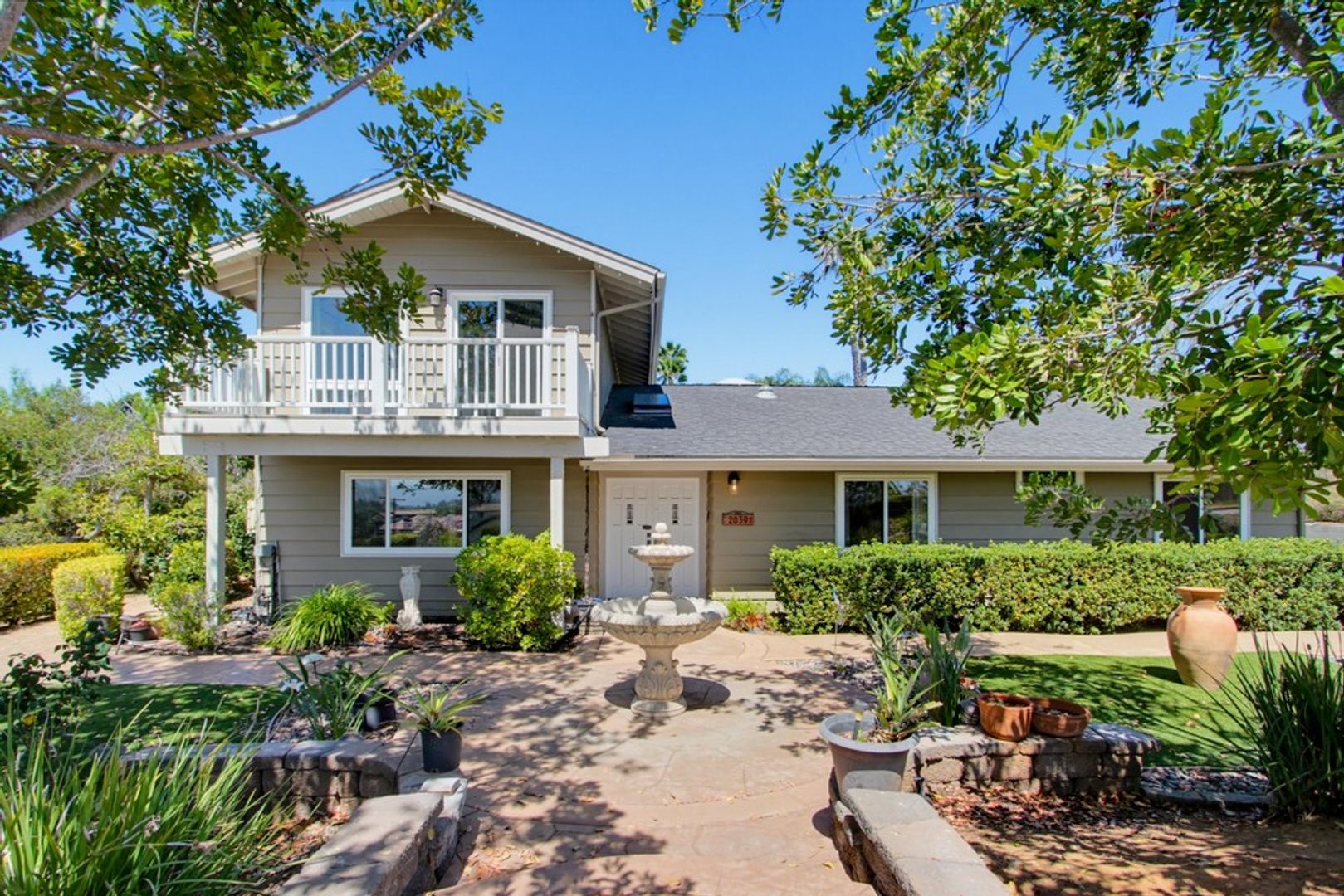 Escondido House: 2039 Lemon Ave