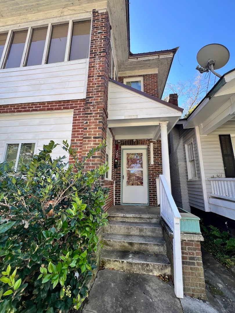 Savannah House: 1205 East 38th Street