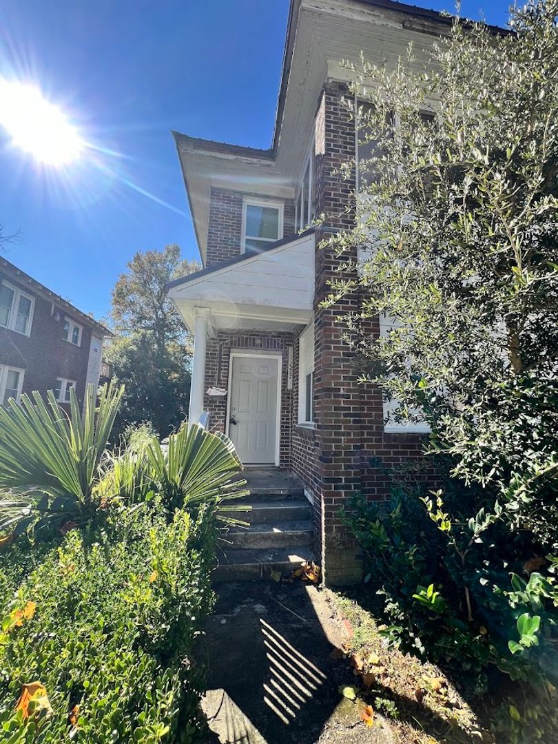 Savannah House: 1207 East 38th Street