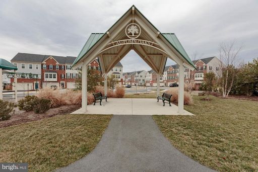 Beautiful 3BR Townhome Available – photo 1