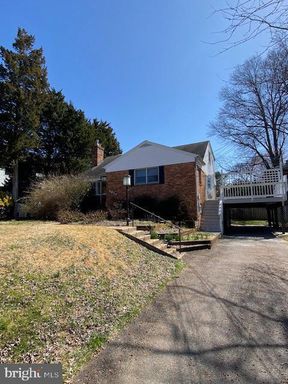 Charming 3 bedroom/3 bathroom cape code in sought after Kent Gardens neighborhood – photo 1
