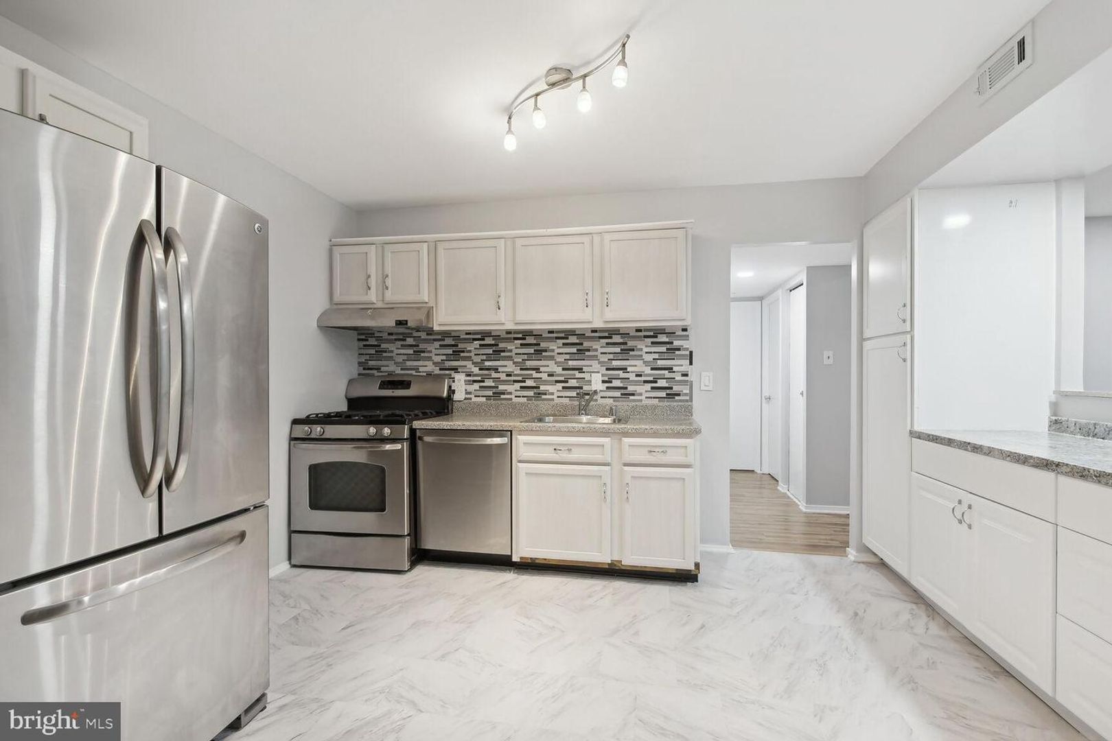Reston Condo: 1635 Parkcrest Cir #201