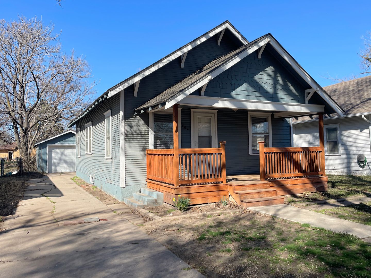 Hutchinson House: 904 E 5th