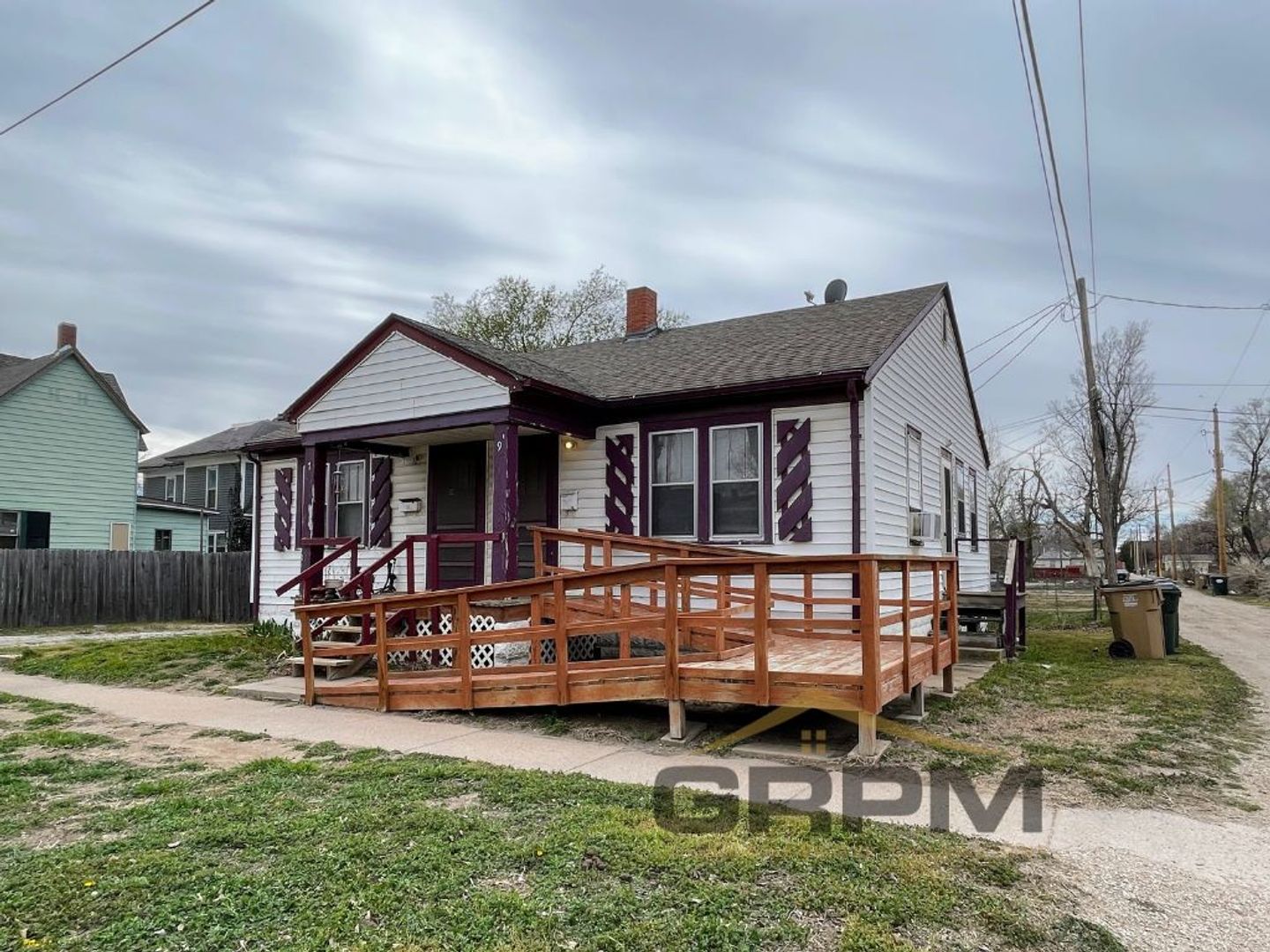 Hutchinson Apartment: 7 N Elm