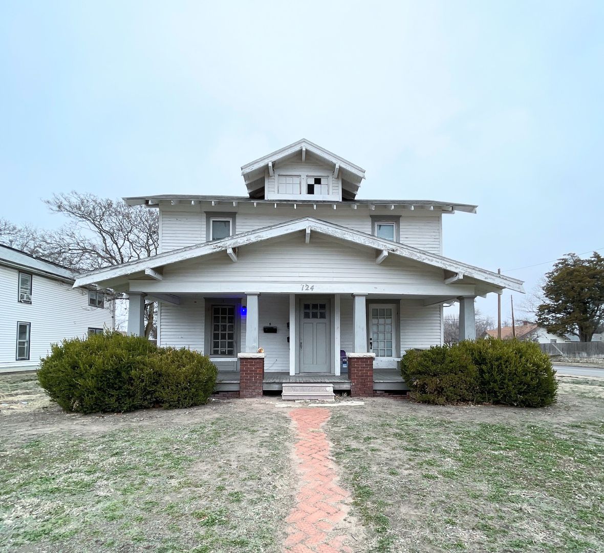 Hutchinson Apartment: 124 E 6th Ave