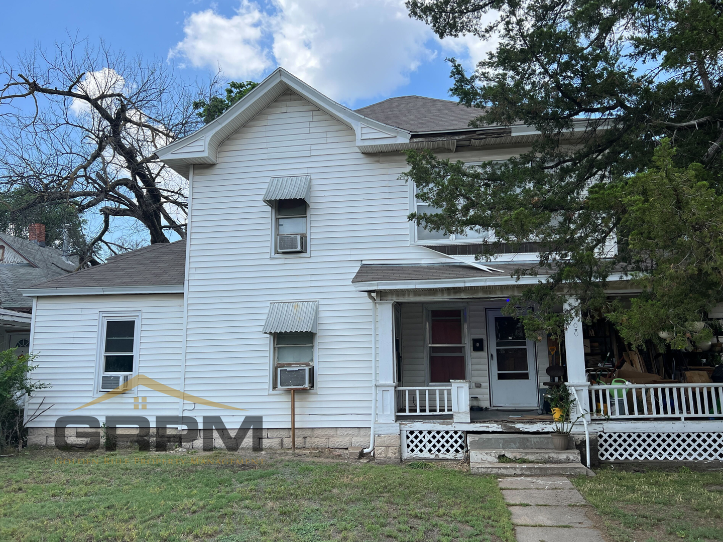 Hutchinson Apartment: 100 W 11th Ave