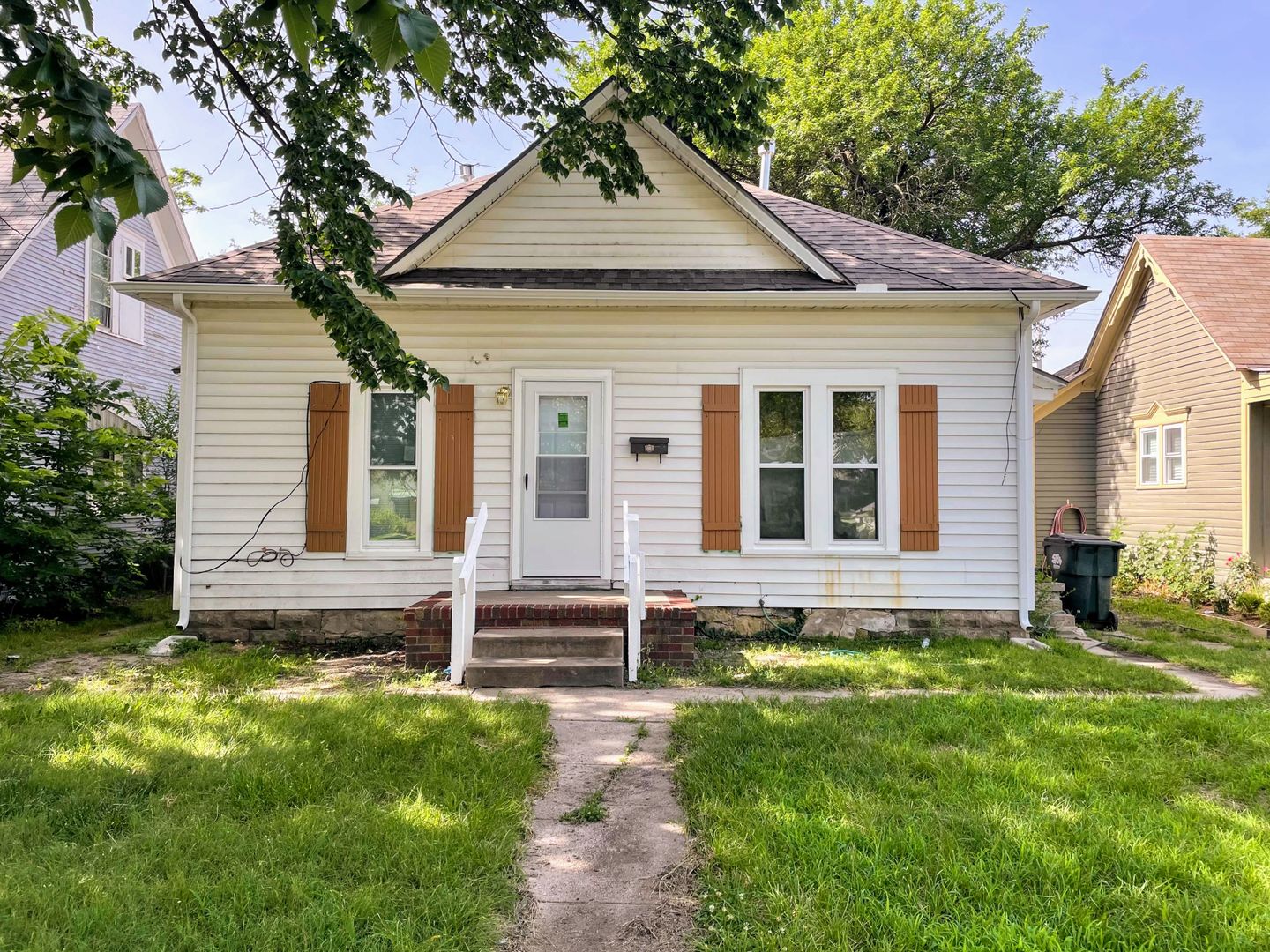 Hutchinson Apartment: 121 W 7th Ave