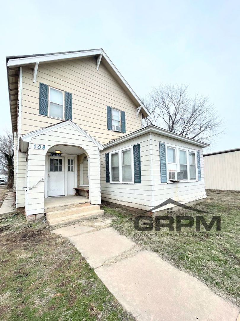 Hutchinson Apartment: 108 W 5th Ave