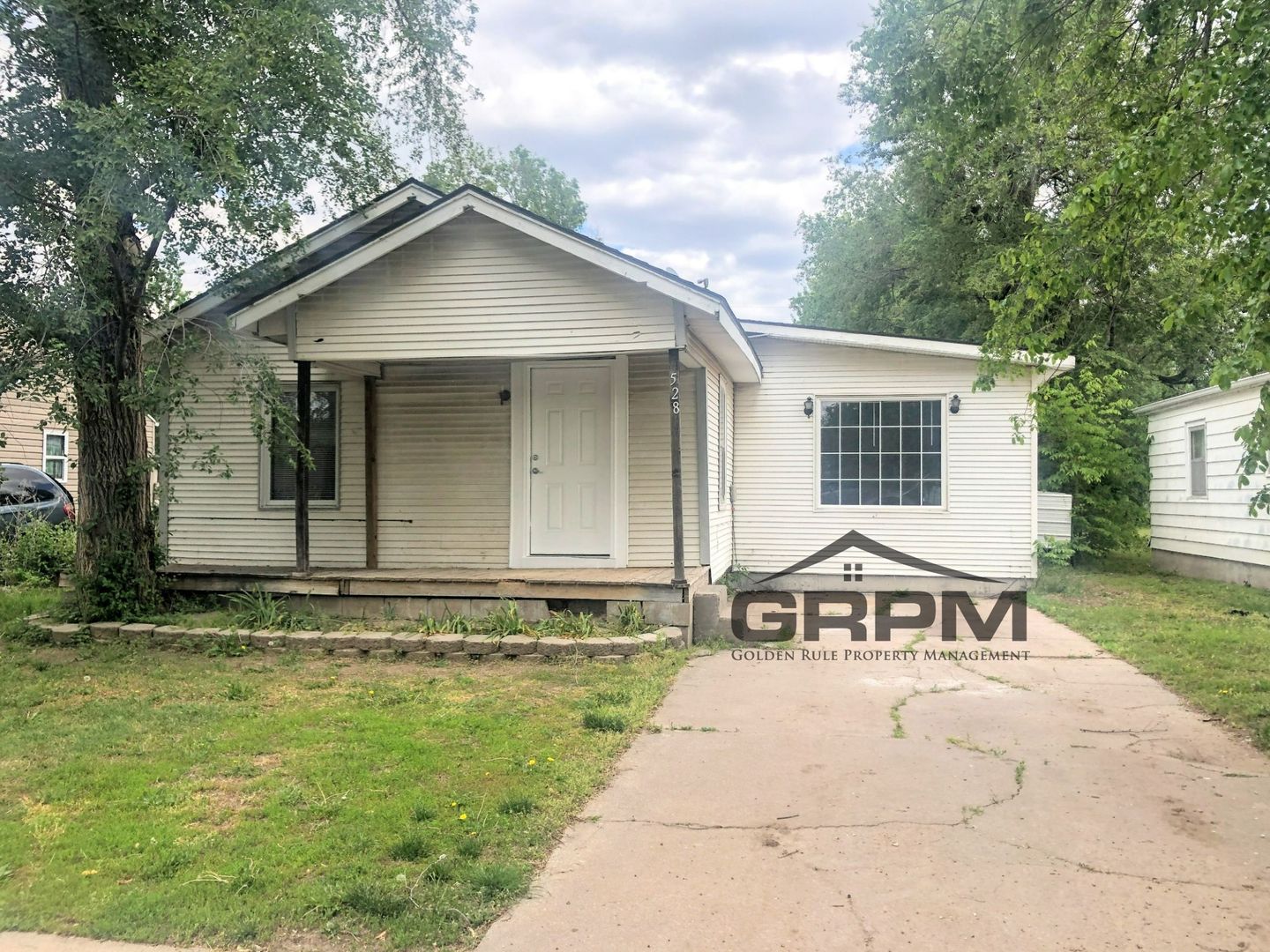 Hutchinson House: 528 N Grandview St