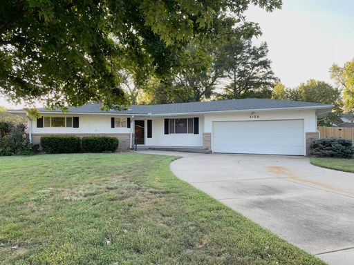 Spacious 3 bedroom with fenced in yard – photo 1