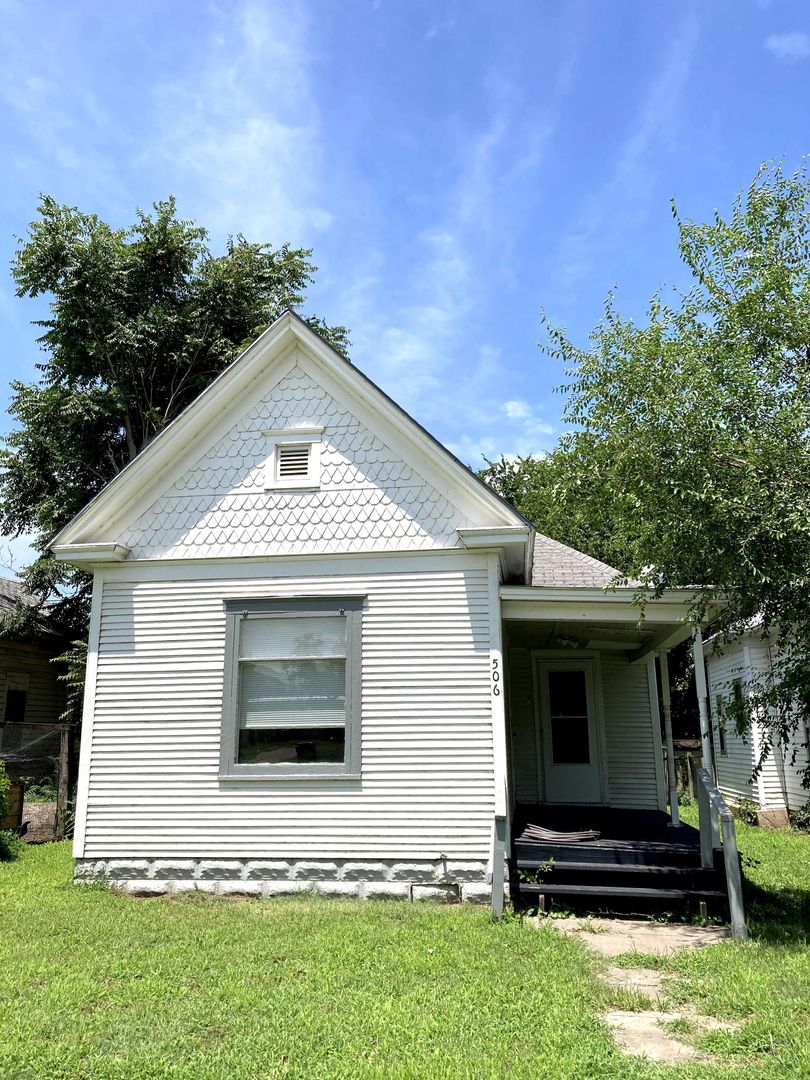 Hutchinson House: 506 E 3rd