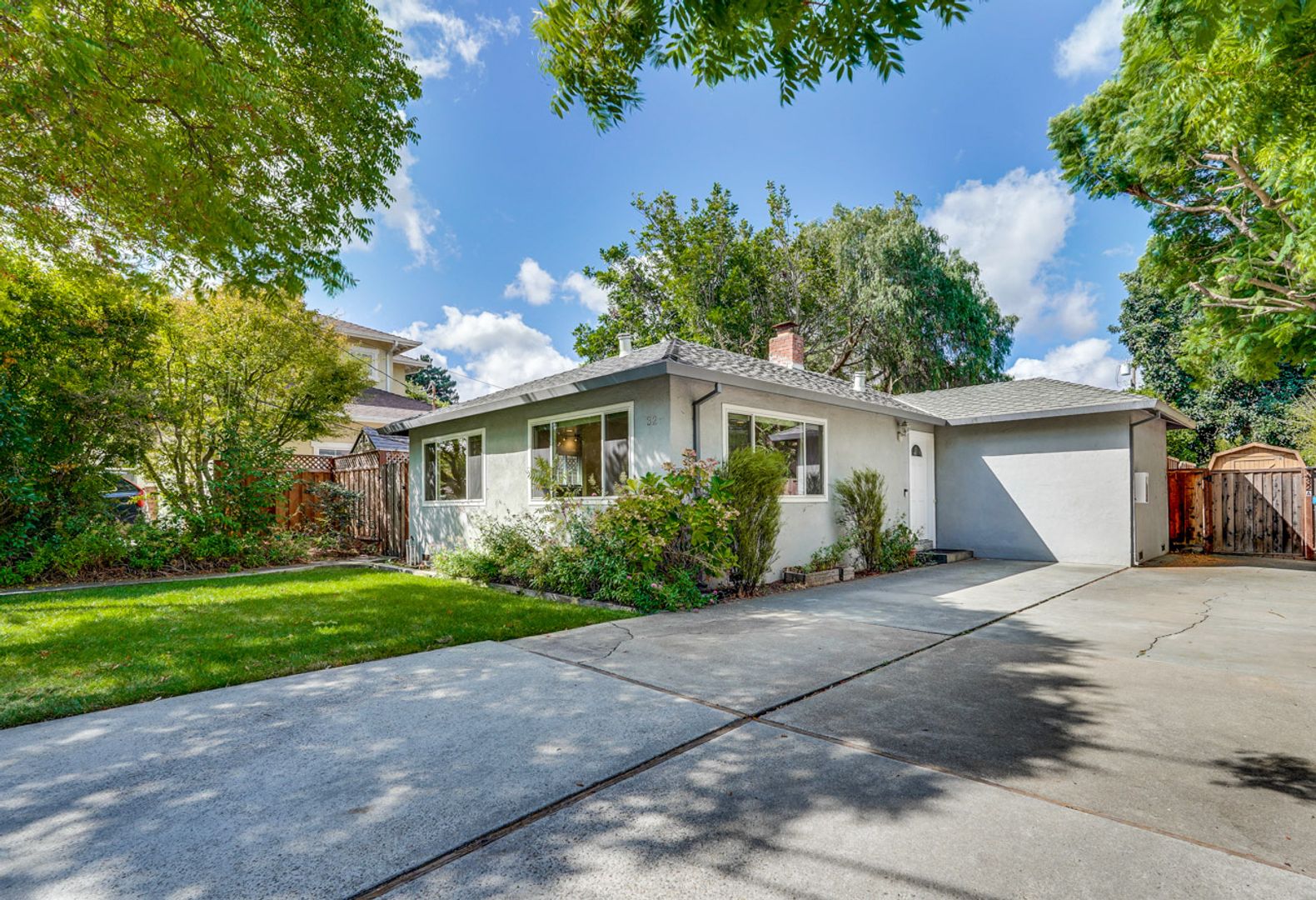 Mountain View House: 32 Annie Laurie Avenue