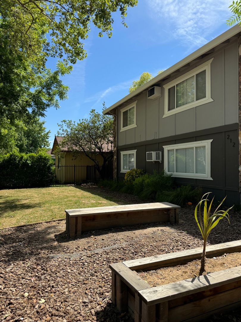 Roseville Apartment: 208 B Street