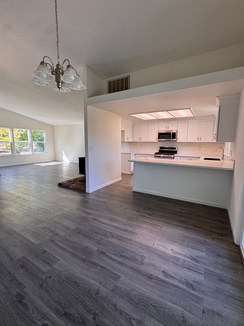 Auburn House: 11318 Torrey Pines