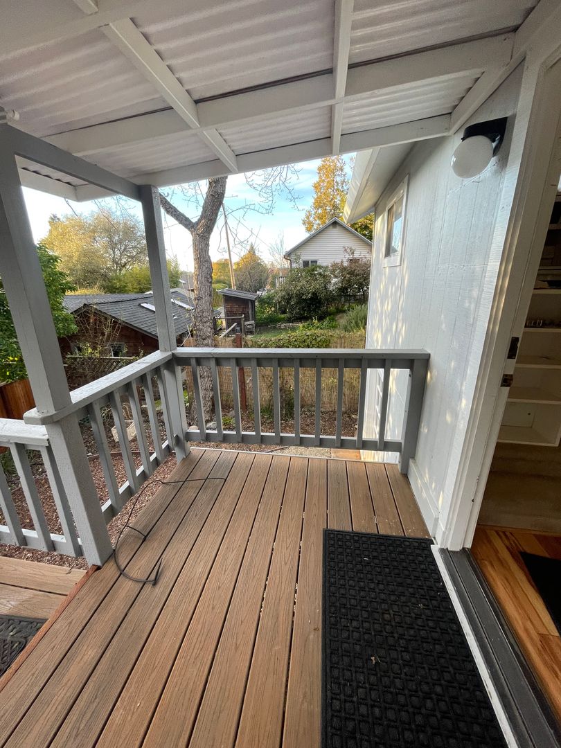 Auburn House: 181 1/2 Tennis Way