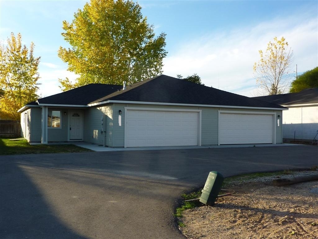 Nampa Townhome: 831 S Chicago St