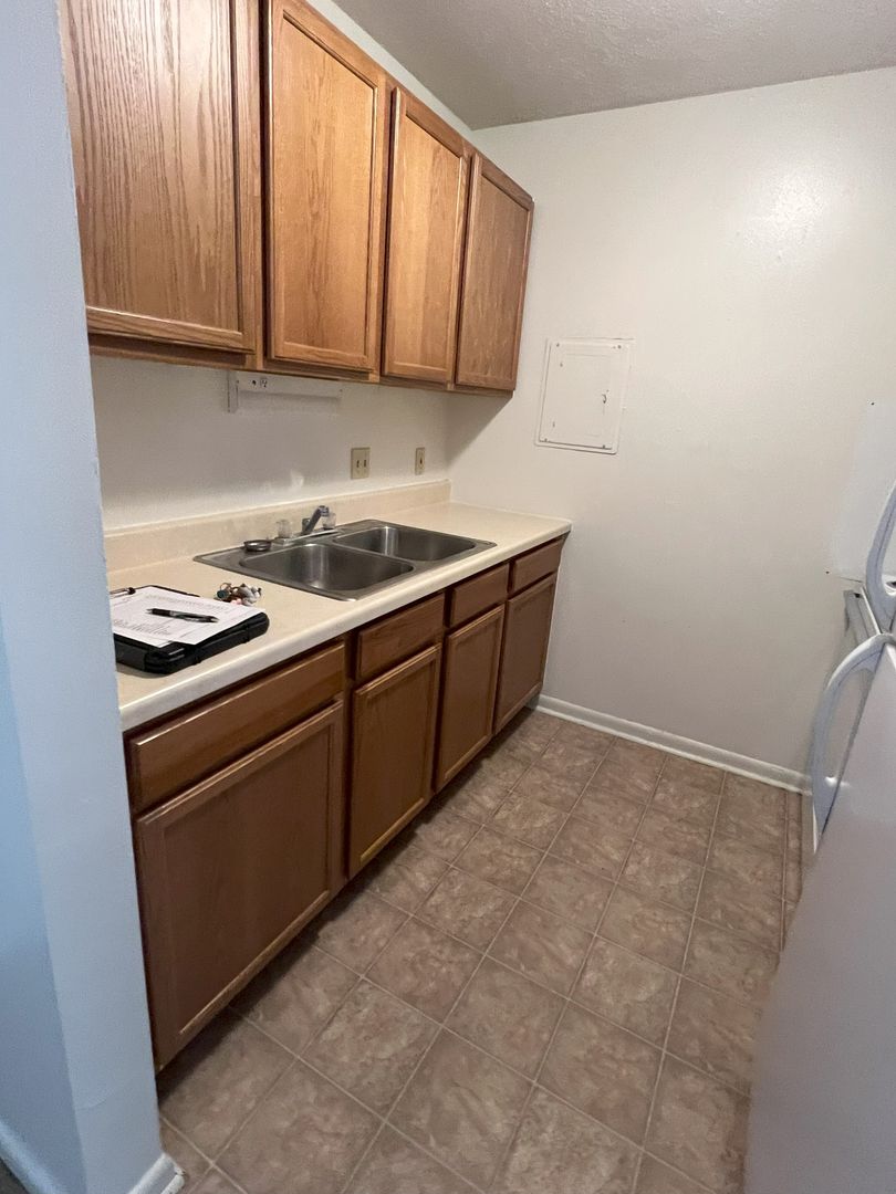 Cedar Falls Apartment: 2005 University Dr.