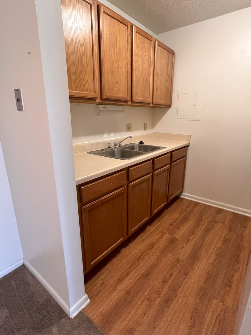 Cedar Falls Apartment: 1923 University Dr.