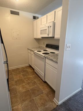 2 Bedroom Garden Remodeled Apartment Available – photo 1