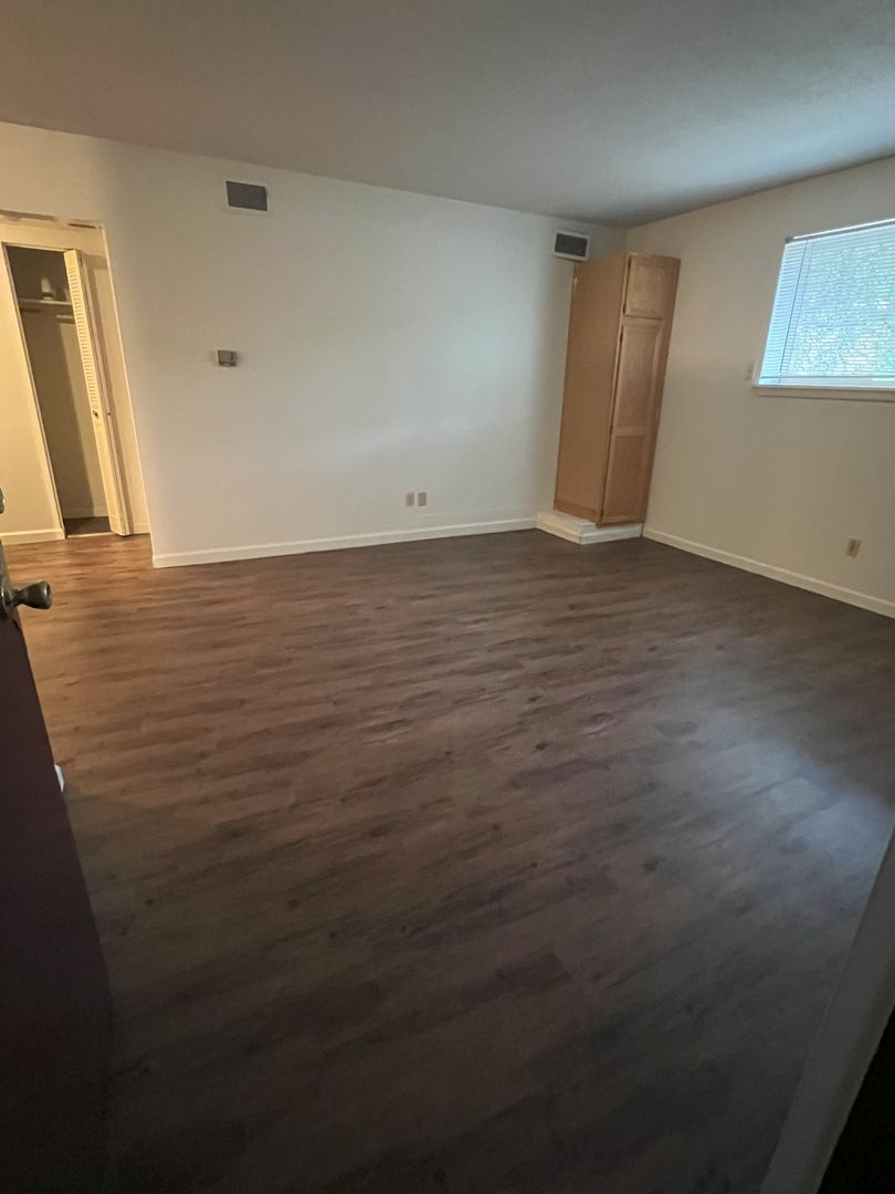Cedar Falls Apartment: 1909 University Dr.