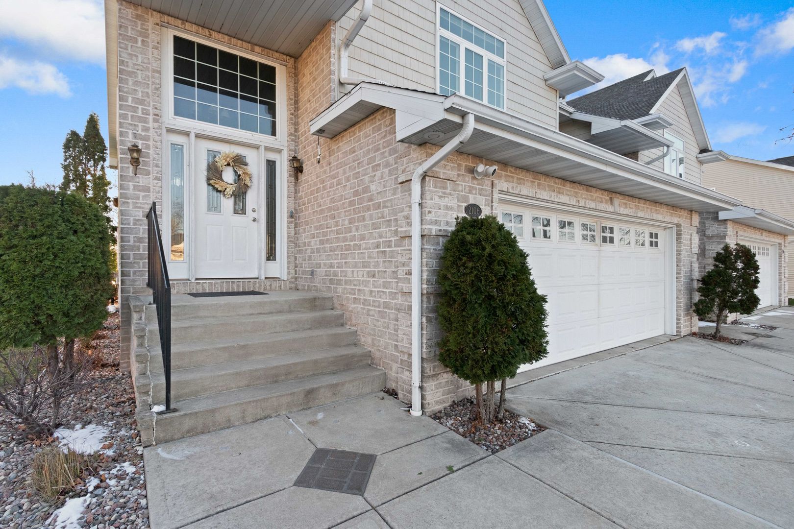 De Pere Apartment: 2104-2106 River Point Court