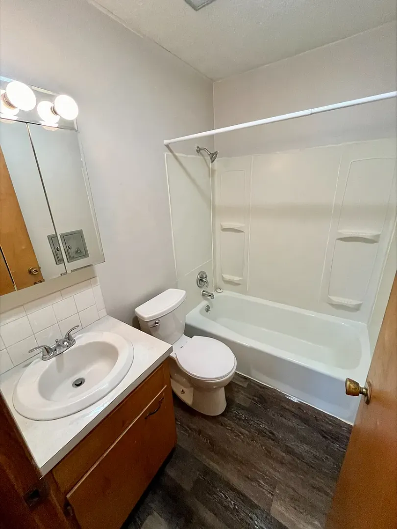 Barberton Multiplex: 413-415 Grandview Ave
