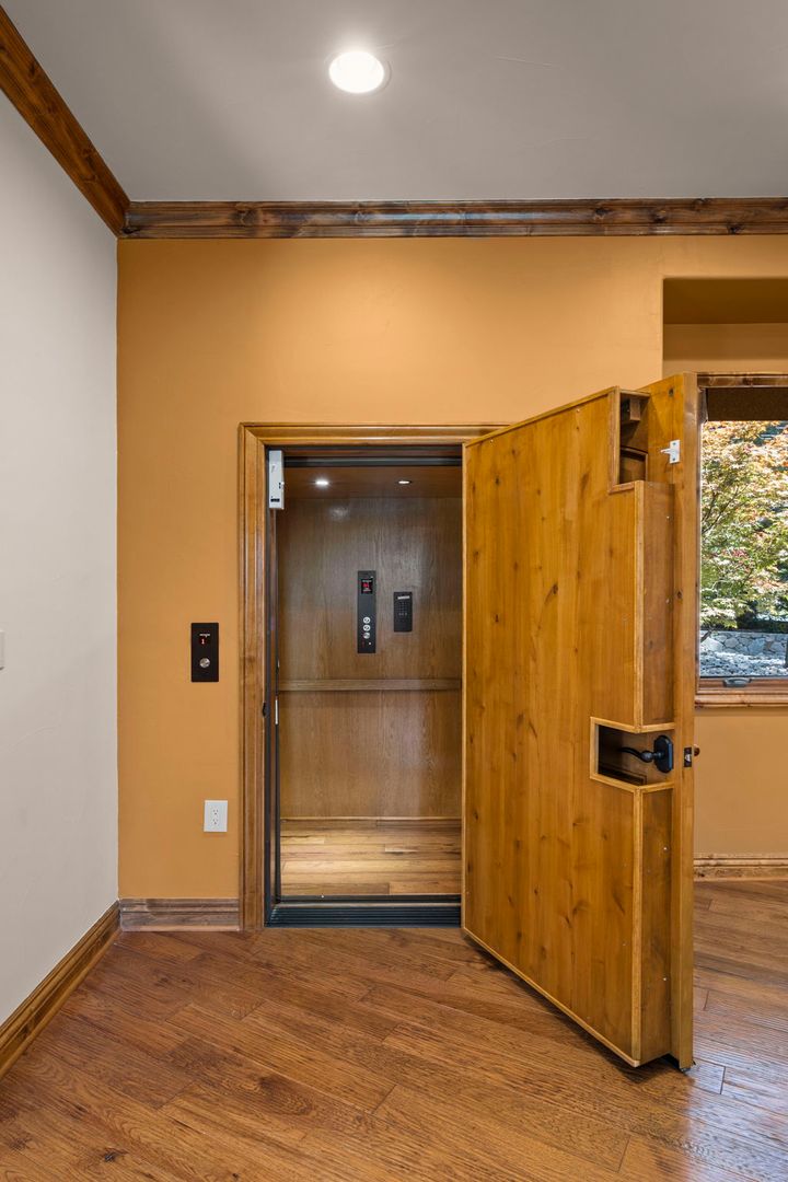 Lobby at 345 Country Club