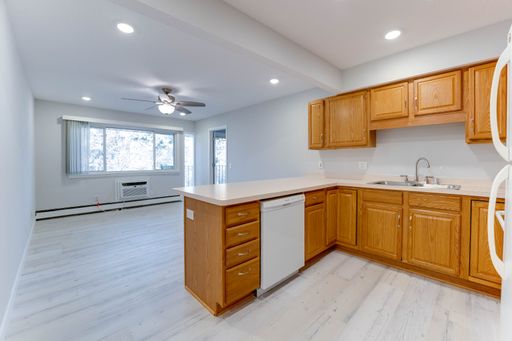 3 Bed, 1 Bath Renovated Apartment – photo 1