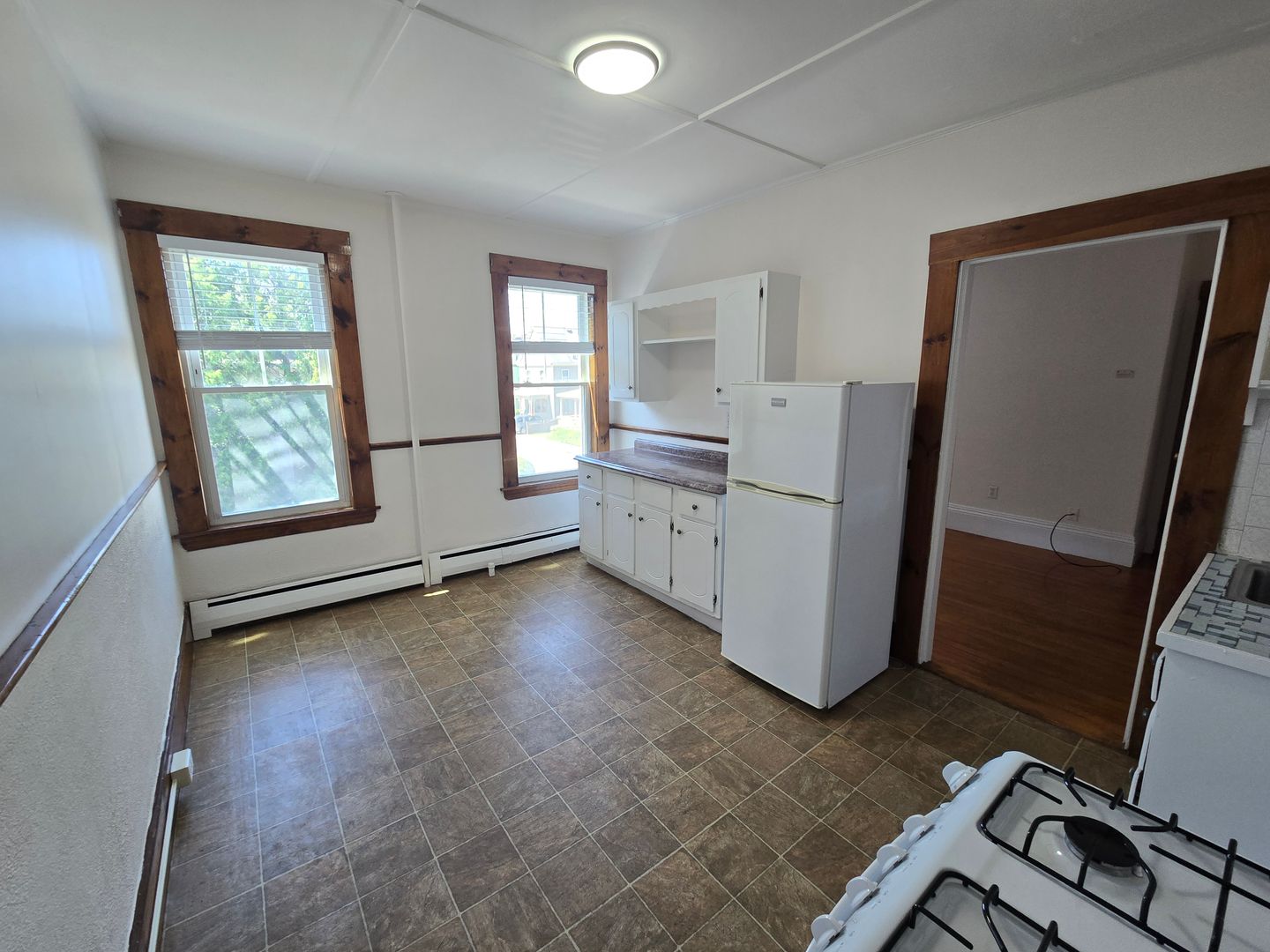 Beverly Apartment: 32 Railroad