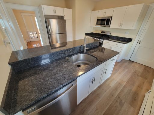 1st floor 1 Bedroom Apartment walking distance to Downtown Salem