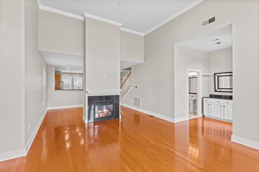 Private, light filled end unit townhome: 3 bed, 2.5 bath, 2,400 sq ft