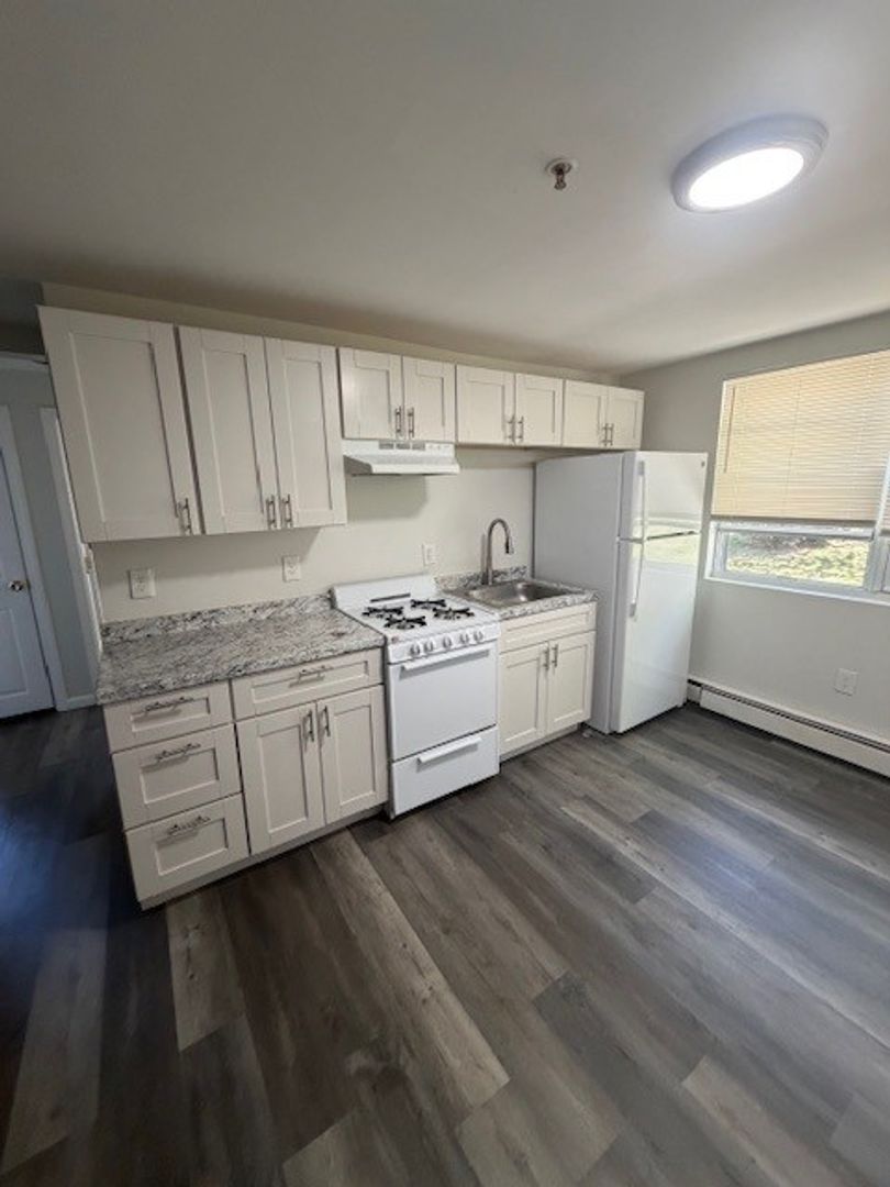 Lowell Apartment: 61 Park Ave West