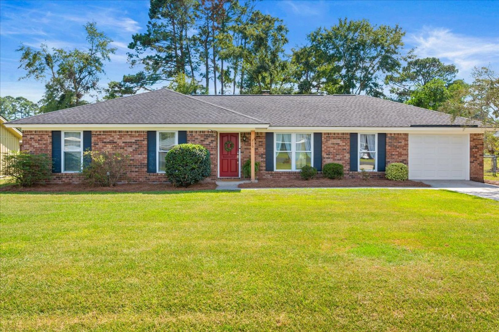 Savannah House: 210 Pine Grove Dr