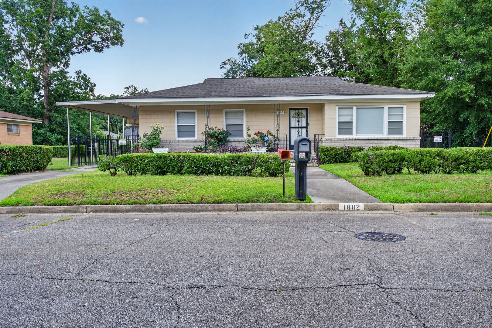 Savannah House: 1802 Fitzgerald St