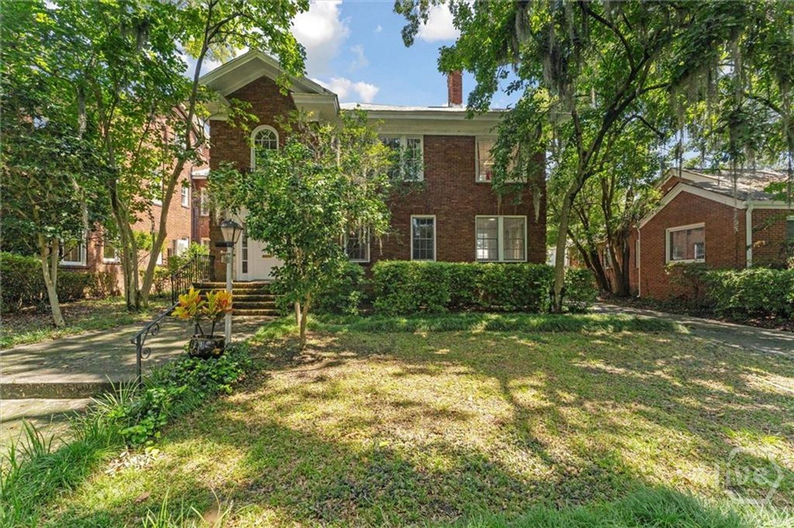 Savannah House: 206 E 46th St