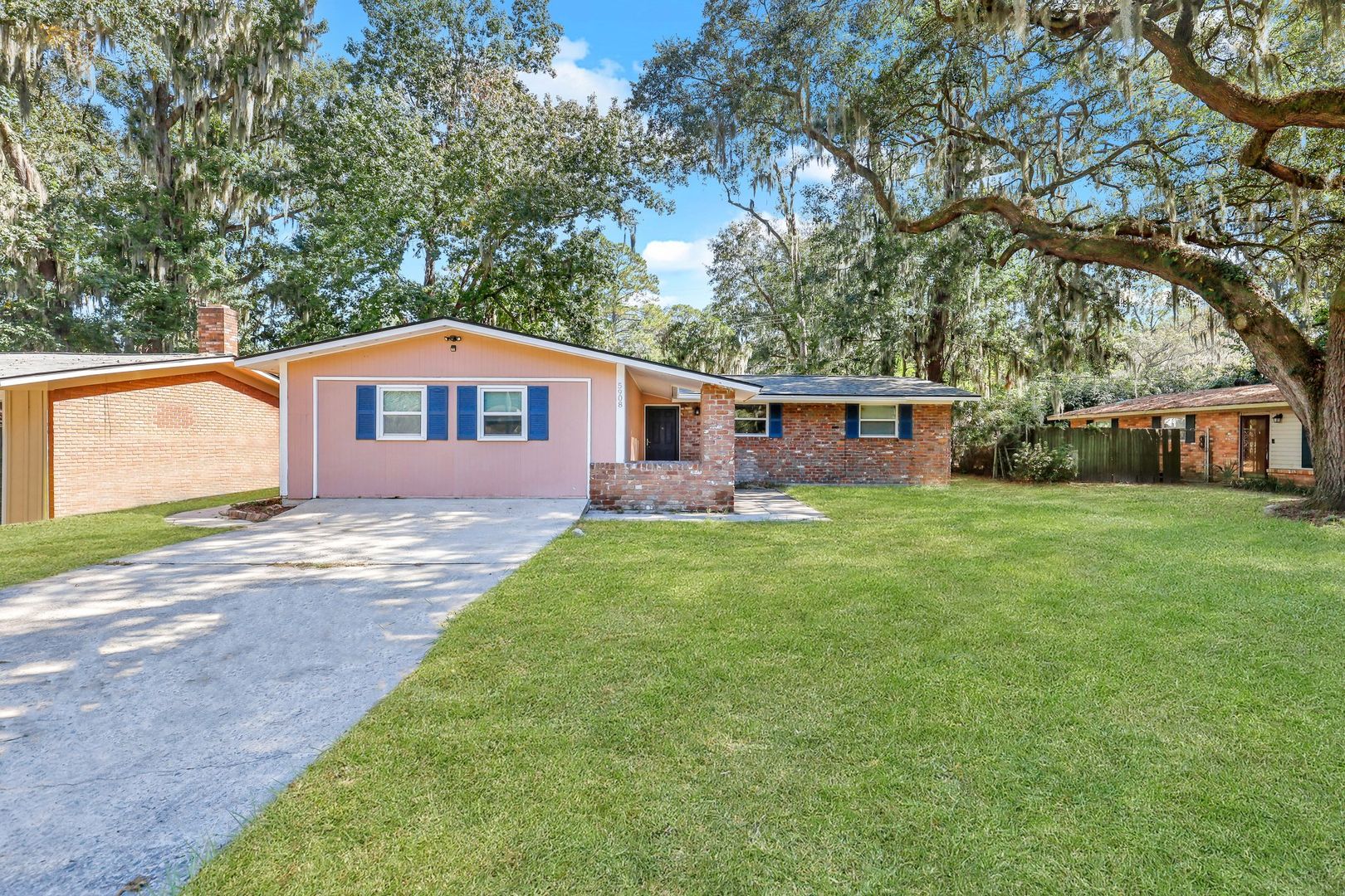 Savannah House: 5908 Fairview Ave