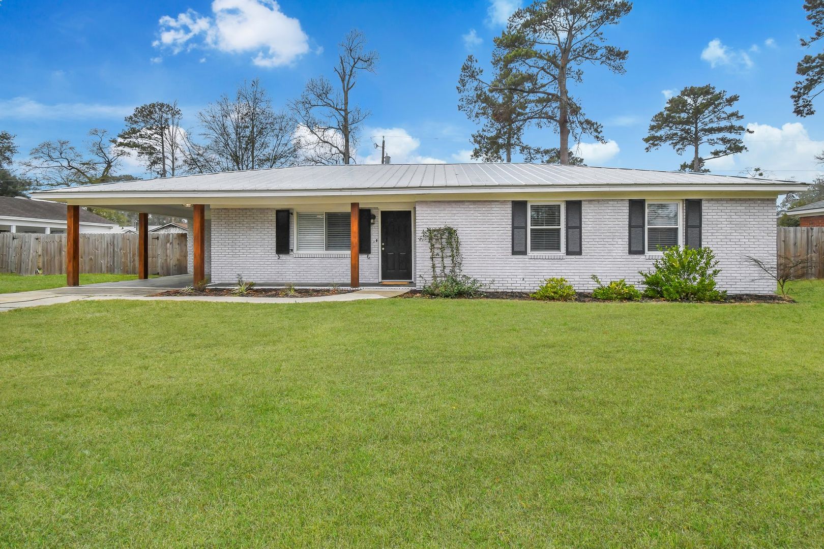 Savannah House: 1015 Reita St