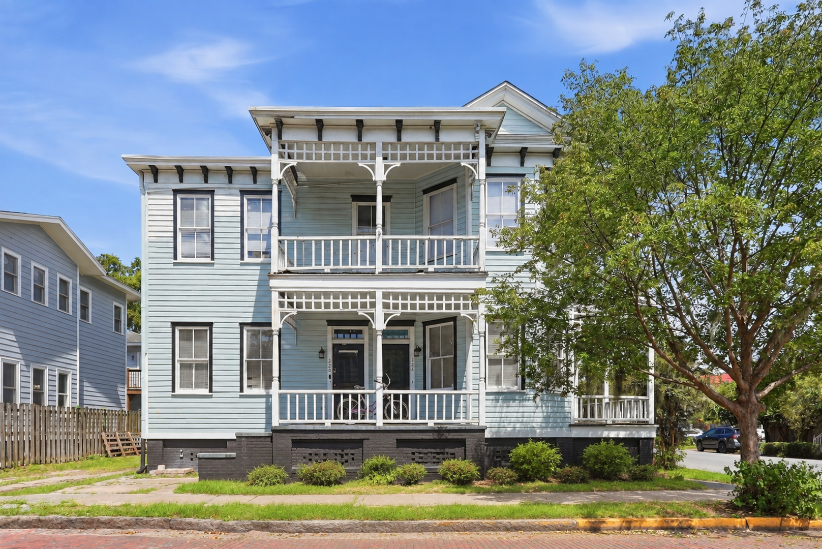 Savannah House: 320 E 31st St