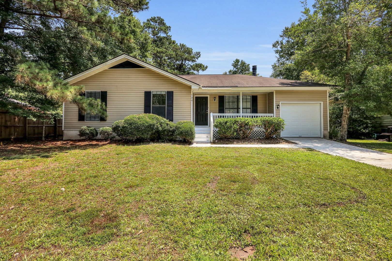 Savannah House: 120 Stockbridge Dr